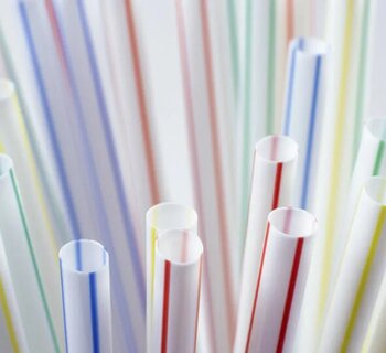 Papírová brčka nemusí být lepší než plastová, tvrdí studie. Mohou škodit zdraví 